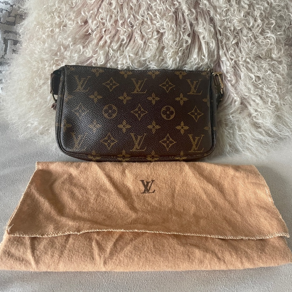 Authenticated Vintage Louis Vuitton pouchette +Dust Cover